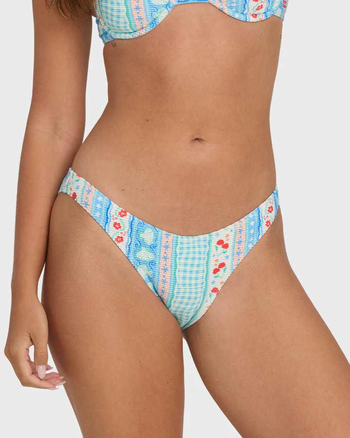 Dream Blue Picnic Maui Bottom